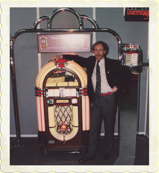 Salon du Cabriolet & du Jukebox en 1989. J.Cl Trauchessec présente le nouveau Wurlitzer OMT 45 trs