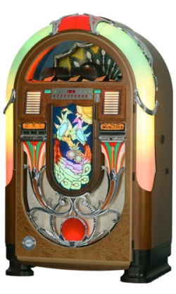 Réplica du majestueux jukebox Wurlitzer Peacock 850 en version 100 CD. Enfin un jukebox à l'image et à la mémoire de la grande Cie Wurlitzer USA. Emblématique et séducteur. Une star de salon moderne.